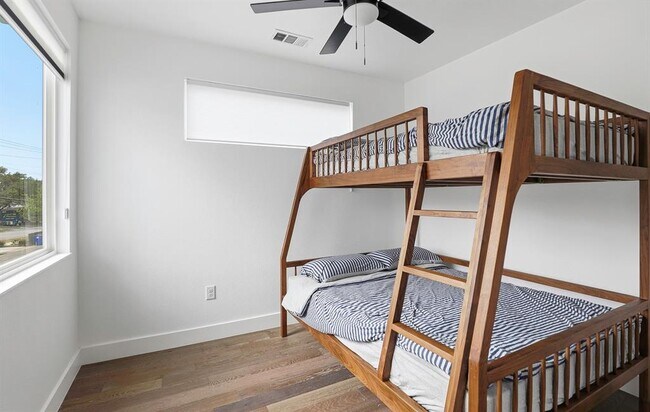 Building Photo - 1208 W Oltorf St