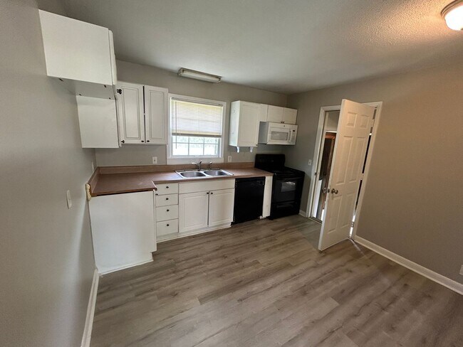 Building Photo - 3br 1.5 BA with fence