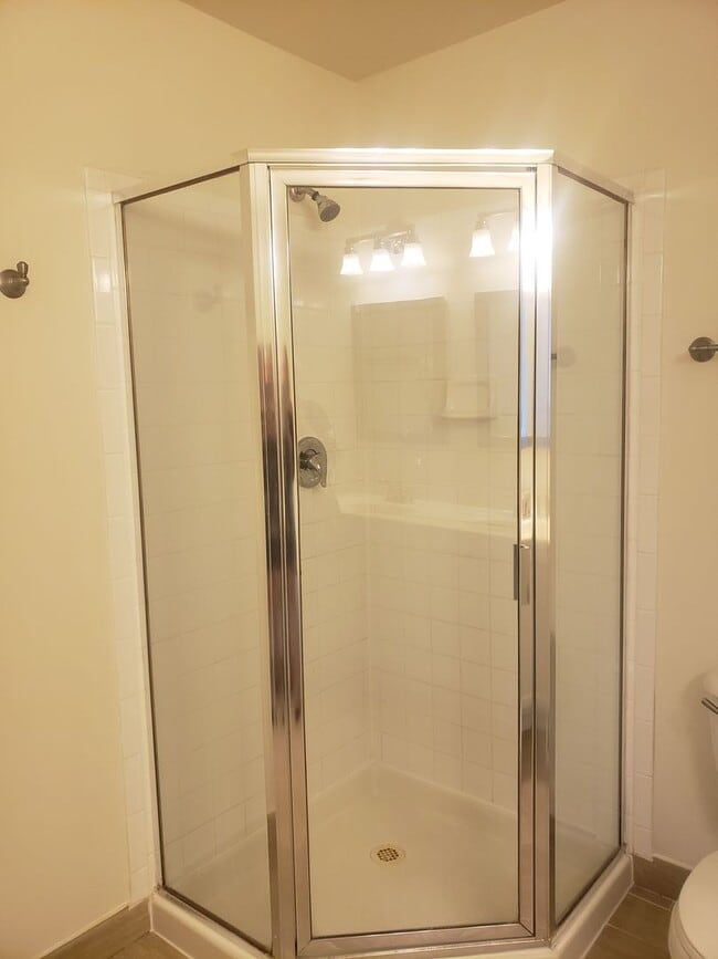 Building Photo - Gorgeous 3 Bedroom 3.5 Bathroom Brick Town...