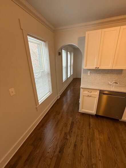 Building Photo - 705 N Damen Ave