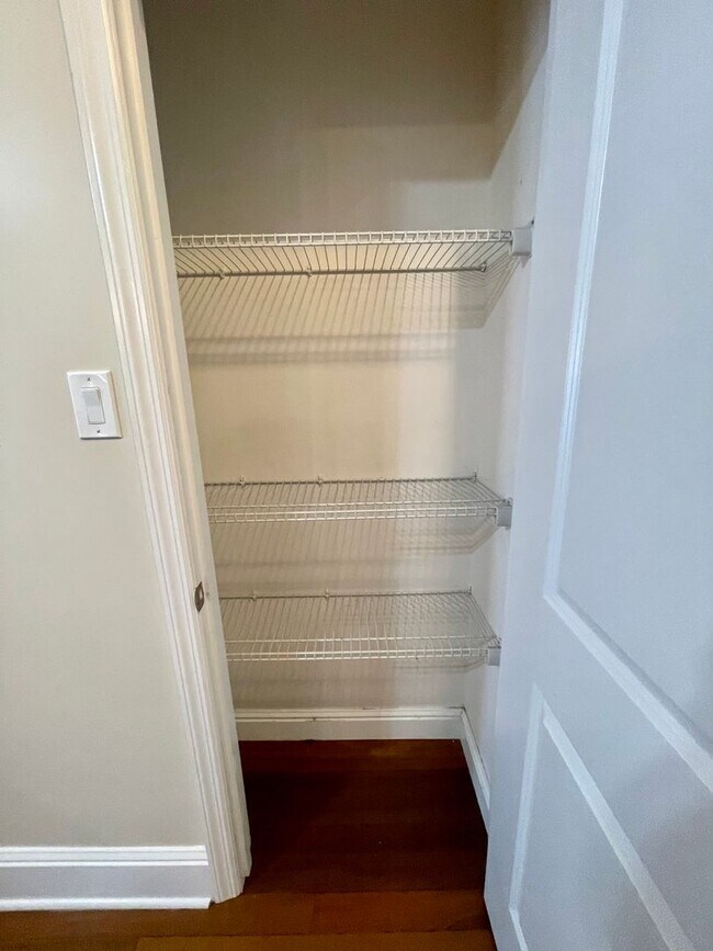 Building Photo - Amazing 4 Bedroom House! Hardwood, 2.5 Baths Stainless, A/C