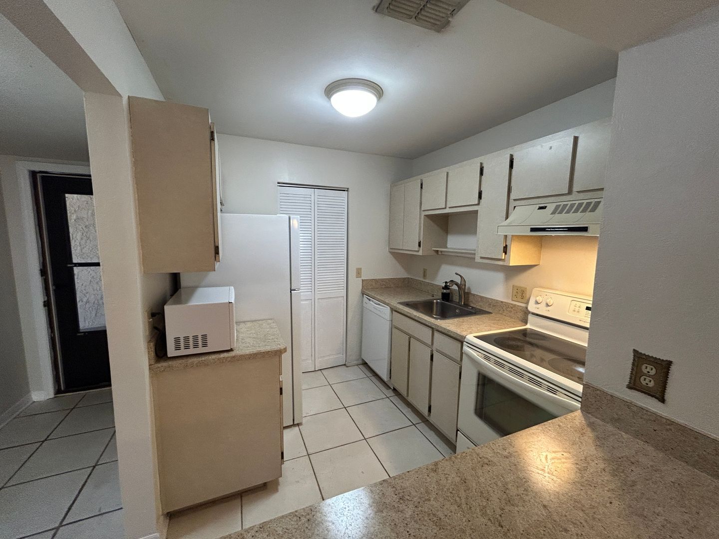 Building Photo - 2/2 Ground Floor Condo off Island Park Rd