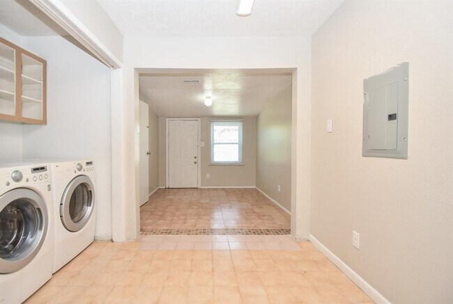Building Photo - 15063 Woodforest Blvd