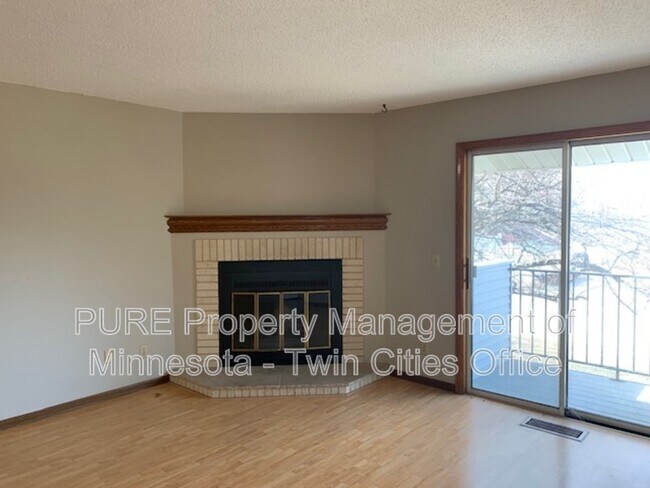 Building Photo - 1696 Pleasant St Apt C