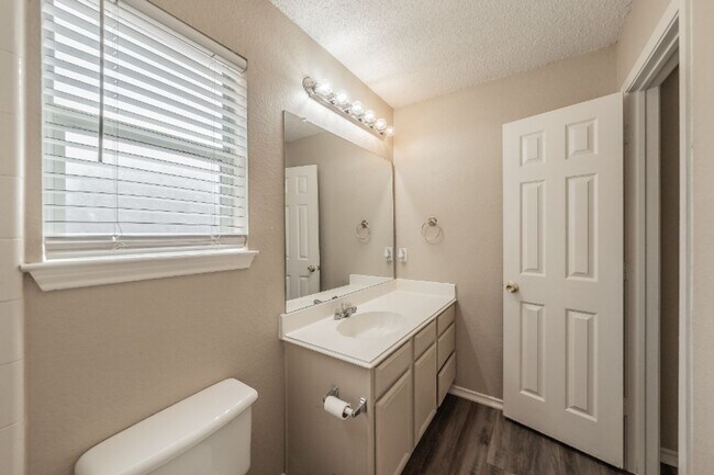 Building Photo - 1740 Cedar Tree Dr