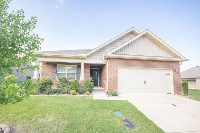 Building Photo - Spacious Full Brick in Athens City Limits!...