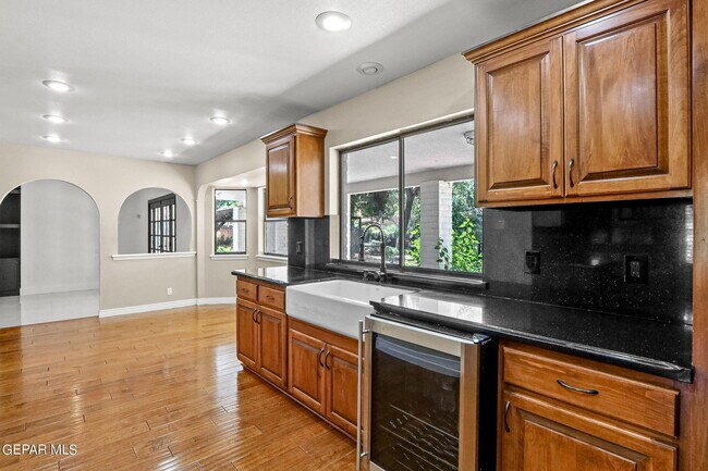Building Photo - 5109 Memory Dr