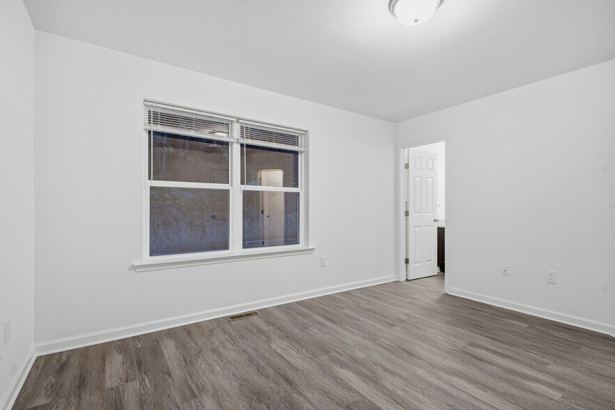 Building Photo - 1250 E 7th St