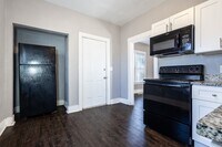 Building Photo - Cozy Single-Family Home with Spacious Back Yard!