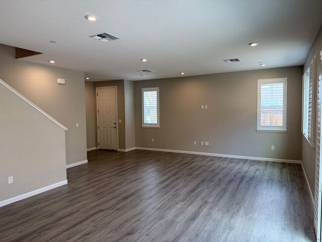 Building Photo - 700 Apricot Cir