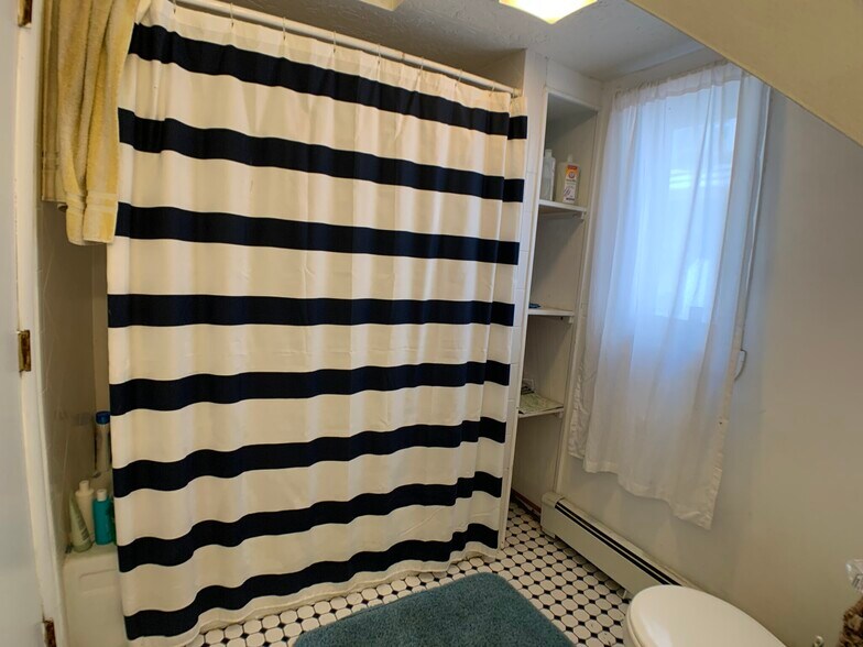 Building Photo - 569 Main St