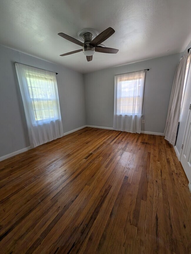 Building Photo - 3 bed 1 bath Pre-Leasing