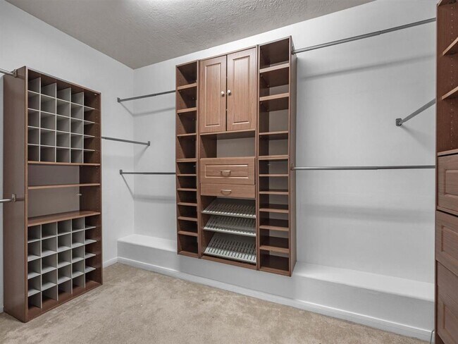 Building Photo - 25553 Oakhurst Forest Dr