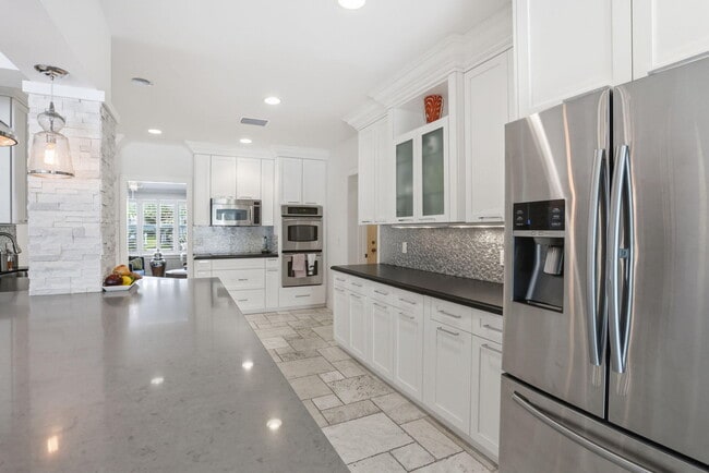 Building Photo - 309 NE 8th Ave