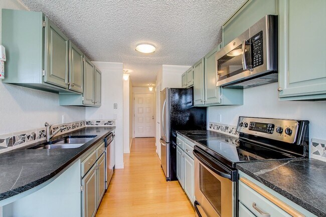 Building Photo - Spacious Queen Anne Condo with gorgeous views! Move in Special $700 off first month!