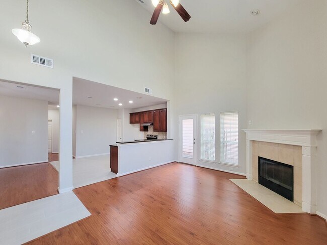 Building Photo - Gorgeous Large Floorplan with High Ceilings!
