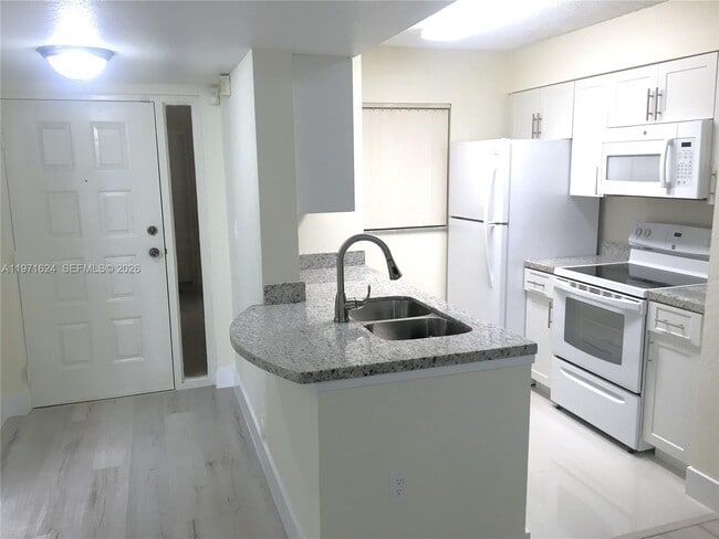 Building Photo - 2831 N Oakland Forest Dr