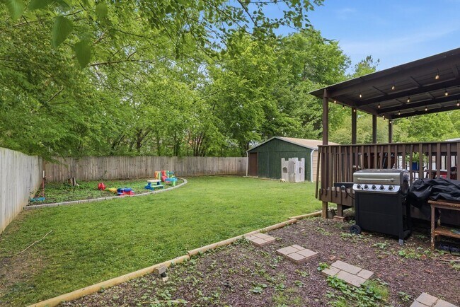 Building Photo - 3 Bedroom/ 2 Bath Home, Fenced Yard, Covered Porch, Large Workshop/Storage Building, Small storag...