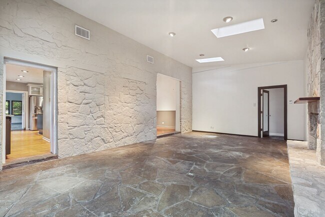 Building Photo - BEAUTIFUL 4-BEDROOM HOME IN ALAMO HEIGHTS