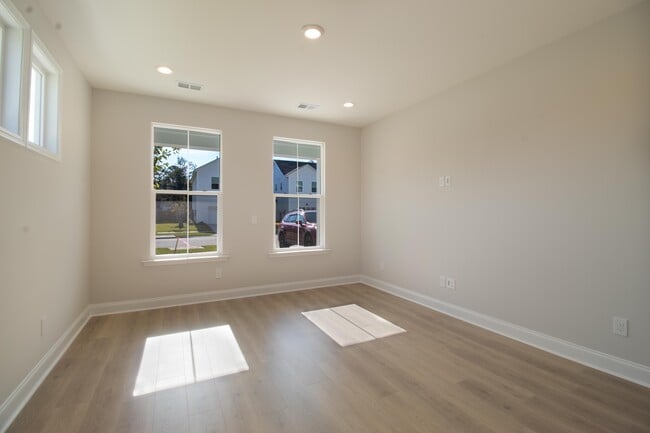 Building Photo - 426 Queenview Ln