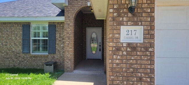 Building Photo - IMPRESSIVE LARGE HOME IN NORTHEAST CLOVIS