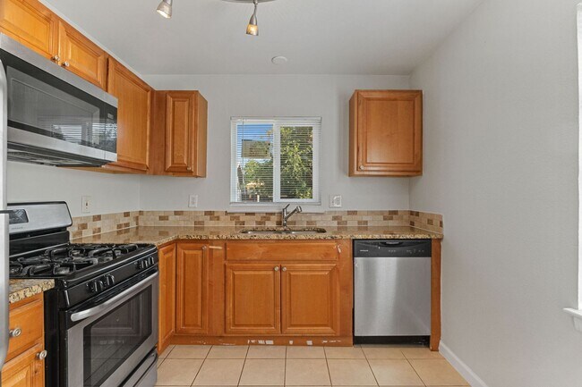 Building Photo - Newly Renovated 2 bed/1 bath home!!