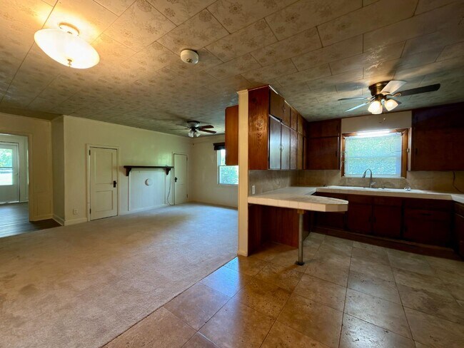 Building Photo - 6919 Deep Springs Rd
