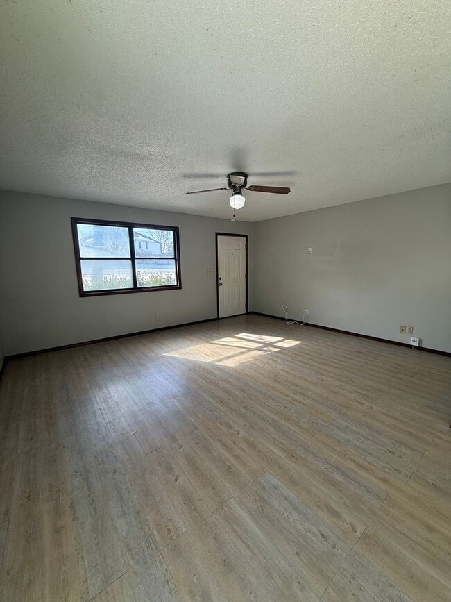 Building Photo - Available Now 2 bedroom 2 bath duplex!