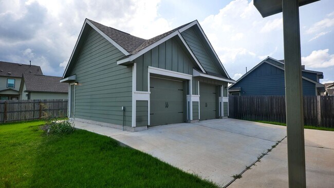 Building Photo - 2021 4/2.5 house in Devine Lake