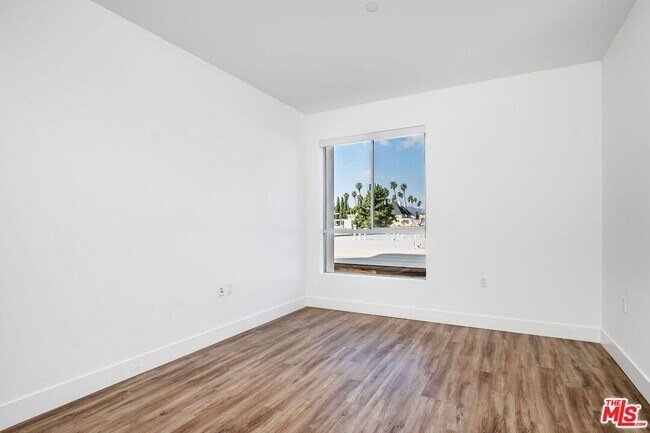 Building Photo - 453 S Kenmore Ave