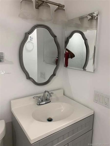 Building Photo - 4176 Inverrary Dr