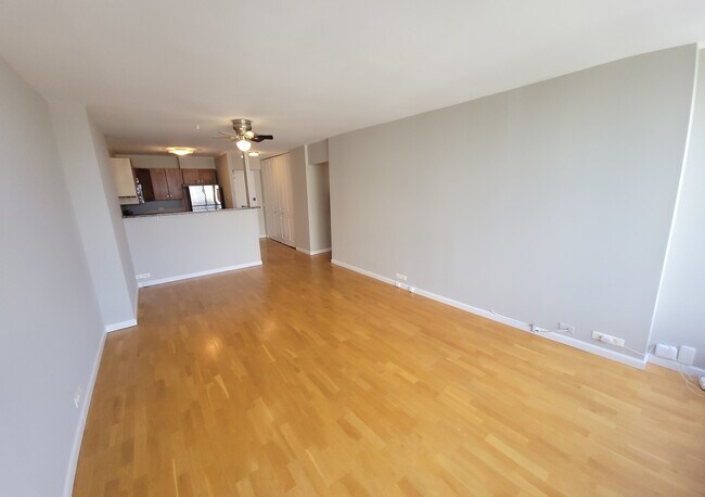 Building Photo - 5415 N Sheridan Rd