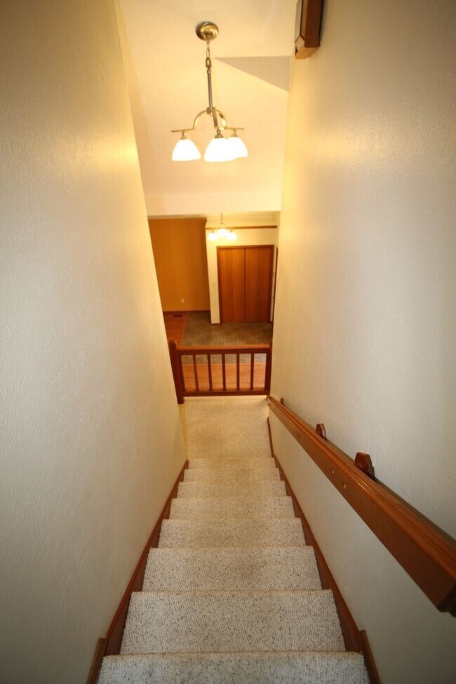 Building Photo - 4 Bedroom Eagle River Home!