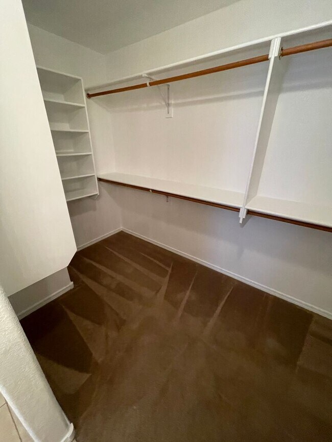 Building Photo - Great 5 Bedroom/2.5 Bathroom off Porter Dr.