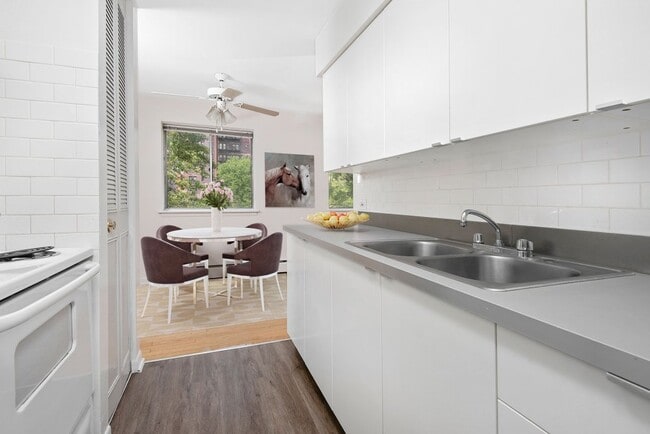 1-BR/1BA Kitchen - 515 W. Barry