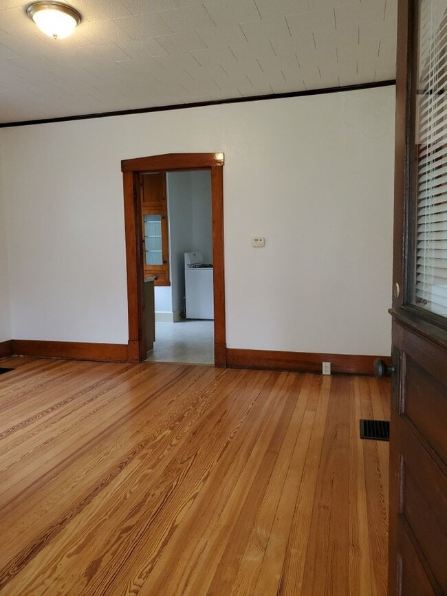 Building Photo - Beautiful 2 Bed 1 Bath Home