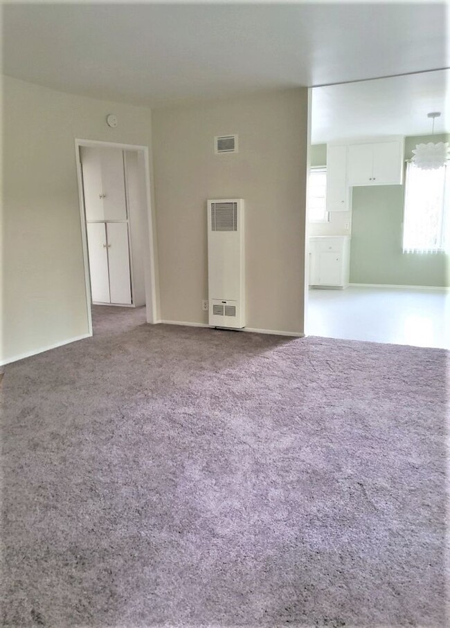 Building Photo - SUNNY TWO BEDROOM ONE BATH Apartment ***