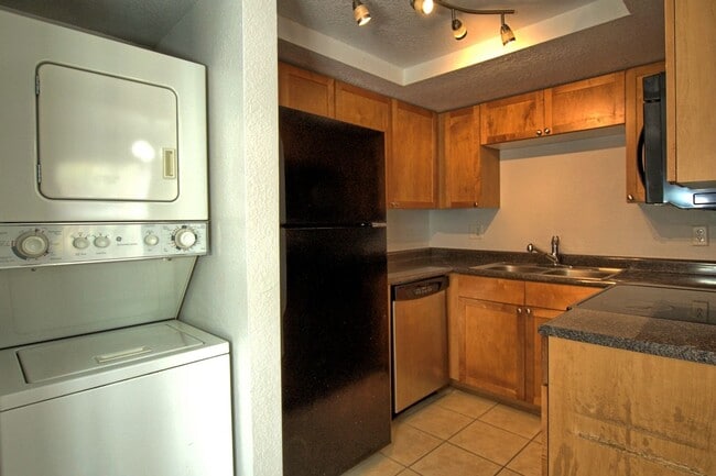 Building Photo - 2/2, 1st floor, fully renovated, Winter Park unit for rent!