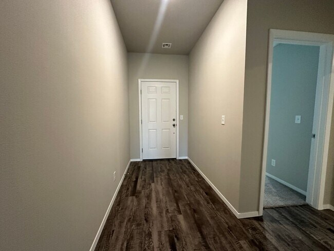 Building Photo - Quiet cul-da-sack - 3 bed 2 bath 2 car garage