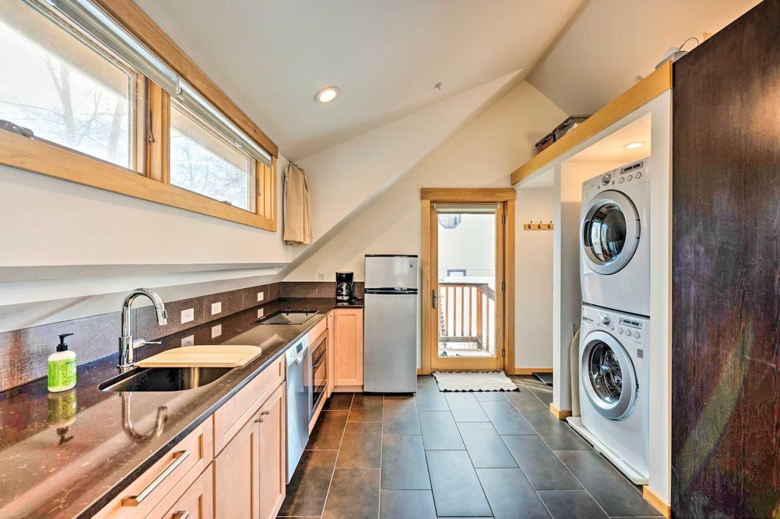 Building Photo - 2329 Pine St