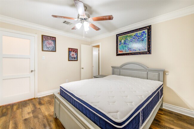 Building Photo - 2527 Potomac Dr