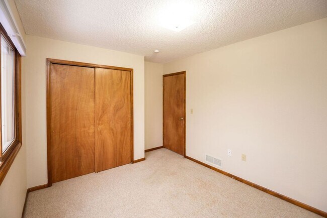 Building Photo - Charming 3 Bed, 2 Bath Home on a Quiet Cul-de-Sac with a Fenced Yard & 2-Car Garage!