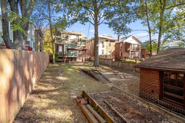 Building Photo - Hi-Pointe Adjacent House!