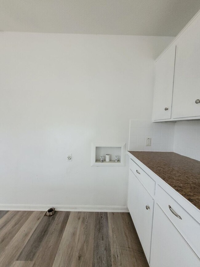 Building Photo - 3 Bedroom 1 Bath home with a Fenced back Yard!