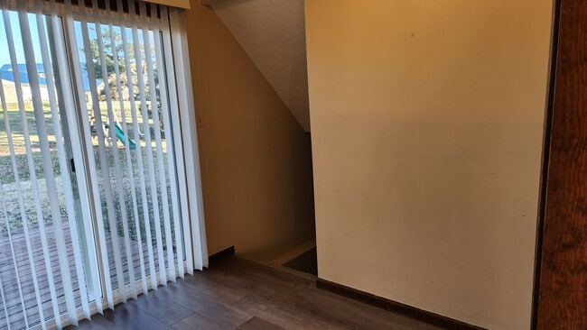 Building Photo - 2 bedroom on quiet street!