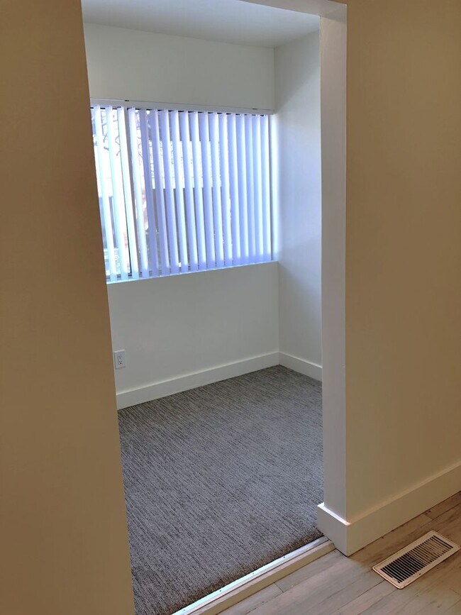 Building Photo - Beautiful 2 Bedroom Apartment with Office in Sugar House!