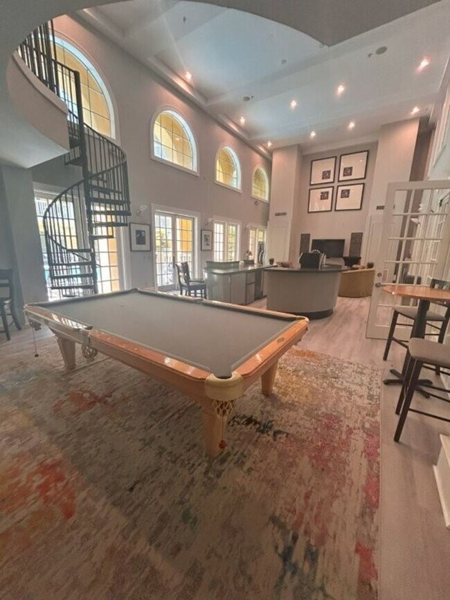 Building Photo - Beautiful Condo in the heart of Downtown O...