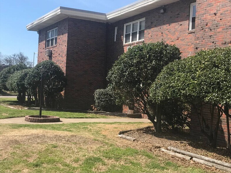 Building Photo - 801 Greenway Ct