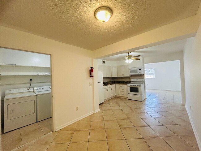 Building Photo - Excellent 2/1 Duplex in Desirable Area