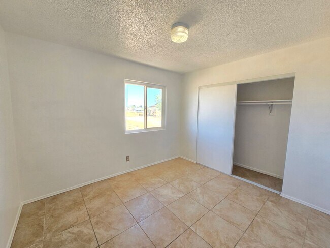 Building Photo - Freshly painted 2 bedroom  /  1 bathroom unit for RENT